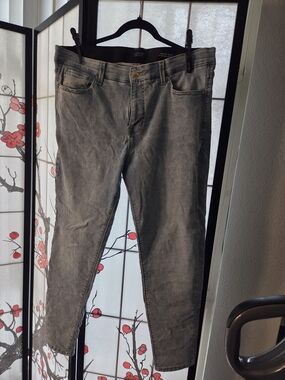 Women's Straight Leg Jeans in Lightwash Blue/grey